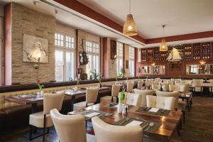 a restaurant with tables and chairs in a room at iStay by NH Berlin City Ost Hotel in Berlin