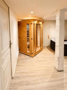 a room with a wooden door and a bed at Spa Sauna et jardin 47m2 Cosy hyper centre in Boulogne-sur-Mer +32 photos