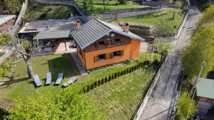 an overhead view of a house with a yard at Chalet & SPA Privata - Baita al Frassino, Ospitar in Vignola