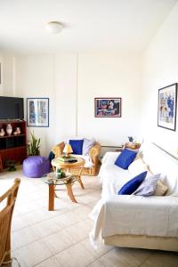 a living room with a white couch and a table at La SyRosA in Vári