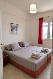 a bedroom with two beds with towels on them at La SyRosA in Vári
