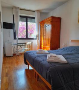 a bedroom with a bed and a table and a window at Aromatika, b&b, affittacamere in Faenza
