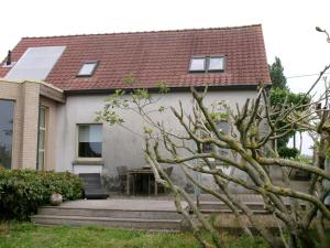 a white house with a red roof at huisje Kraaiberg in Heuvelland