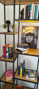 a book shelf with books on it at Residenz Agnes in Beckingen