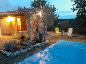 a house with a swimming pool in a yard at Vautrain in Artignosc-sur-Verdon