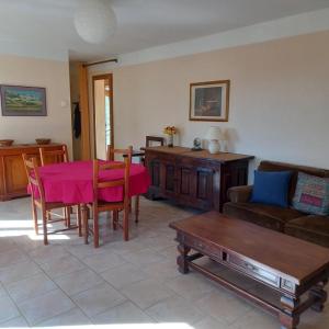 a living room with a table and a couch at Vautrain in Artignosc-sur-Verdon