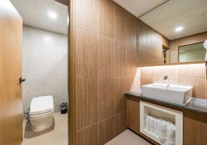 ein Badezimmer mit Waschbecken und Toilette in der Unterkunft Rosy Hotel in Cheongju + 92 Fotos