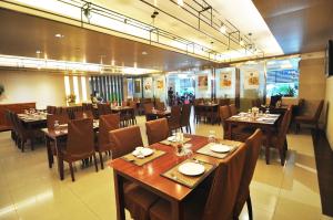 A restaurant or other place to eat at Centric Place Hotel