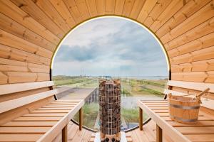an arched window in the inside of a wooden sauna at Bretterbude Heiligenhafen in Heiligenhafen