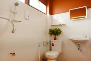 a bathroom with a toilet and a sink and a shower at Baan Buapatumma in Mae Sai