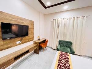 a bedroom with a desk and a tv and a chair at Southern Stays in New Delhi +11 photos