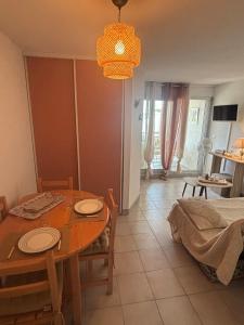 a kitchen and dining room with a table and chairs at Studio cabine parking 4 pers plage à proximité in La Grande Motte