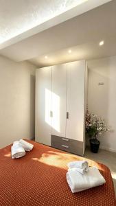 a bedroom with a bed with two towels on it at Casa LIAM & Casa ISABEL in Chioggia