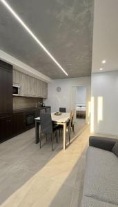 a kitchen and dining room with a table and chairs at Casa LIAM & Casa ISABEL in Chioggia