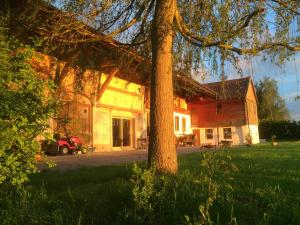 ein Haus mit einem Baum davor in der Unterkunft Les Abeilles in Lieffrens