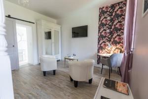 a living room with two chairs and a table at Les rives de l'escamat in Sabres