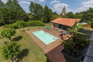 an overhead view of a backyard with a swimming pool at Les rives de l'escamat in Sabres