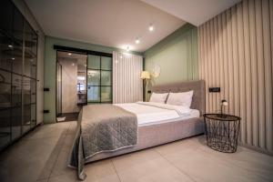 a bedroom with a bed and a walk in shower at Denta Suport in Râmnicu Vâlcea +78 photos