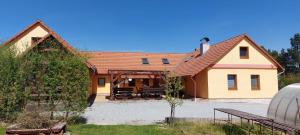 a house with a wooden roof at Apartmány-Včelka in Trpnouze
