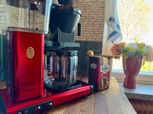 Ein roter Mixer steht auf einer Küchentheke. in der Unterkunft Kopsamonlinna in Juupajoki