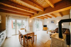 a kitchen and living room with a wooden ceiling at Haus Mimi Zarrentin am Schaalsee in Zarrentin