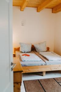 two beds in a room with wooden floors at Haus Mimi Zarrentin am Schaalsee in Zarrentin