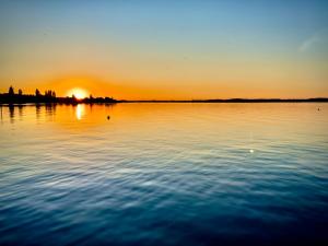 a sunset over a large body of water at Ruhiges Apartment am See in Altnau