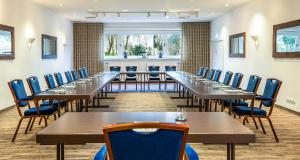 a large room with tables and chairs in a room at Victor's Seehotel Weingärtner Bostalsee in Bosen-Eckelhausen
