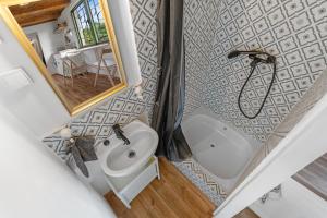 an overhead view of a bathroom with a sink and toilet at Chata obklopena přírodou in Malé Žernoseky