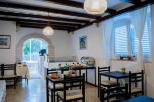 a kitchen and dining room with a table and chairs at Pansion Marinka-Bire Rooms in Lumbarda