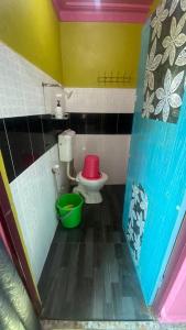 a small bathroom with a toilet with a red lid at Hotel O Green Desa Bayu in Kota