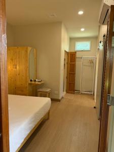 a bedroom with a bed and a shower in it at De 8 Huahin in Ban Nong Chaeng