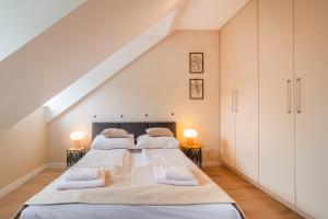 a bedroom with two beds and two lamps at Klimatyzowane Apartamenty Miedź i Miód in Bytom Odrzański