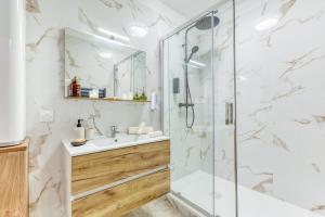 a bathroom with a shower and a sink at Le splendide - modern & cocooning in Tarbes