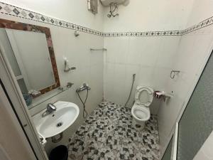 a bathroom with a sink and a toilet and a mirror at Khách sạn Thuỷ Chi in Bắc Quang +7 photos