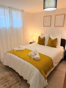 a bedroom with a large bed with towels on it at Lumière du paradis in Villes-sur-Auzon