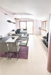 a dining room with a table and chairs at Nikita Lux in Lagadin