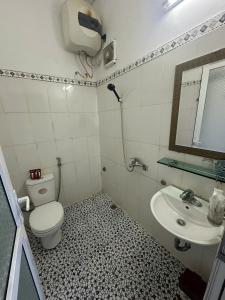 a bathroom with a toilet and a sink at Khách sạn Thuỷ Chi in Bắc Quang