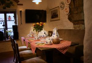 a table with plates and vases on it with a table cloth at Hotel Schlossberg in Meißen