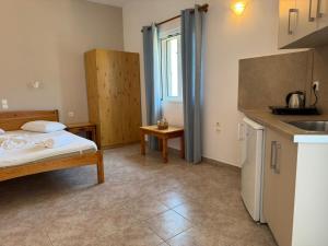 a small room with a bed and a kitchen at Kofini Falassarna in Falasarna
