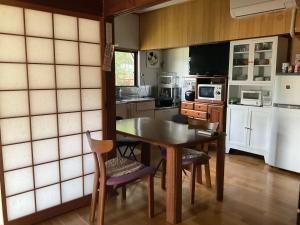 eine Küche mit einem Tisch und Stühlen in der Unterkunft Nabiki in Hongu