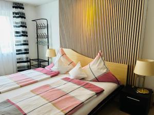 two beds sitting next to each other in a bedroom at Pension Merkle in Ichenhausen