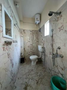 a dirty bathroom with a toilet and a window at esS PHLYNDA Inn in Lāitlyngkot +44 photos