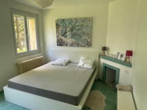 a bedroom with a bed and a fireplace at Hébergement TRAVAILLEURS in Monestrol