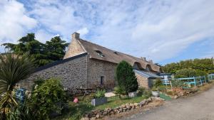 an old brick building with a roof at La Chaumière en Bellevue in Muzillac