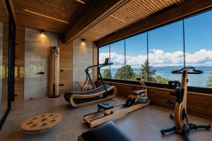 ein Fitnessraum mit zwei Ergometern und einem großen Fenster in der Unterkunft Lago Hotel & Spa - Adult Recommended in Ohrid