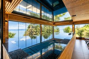 ein Hallenbad mit Blick aufs Wasser in einem Haus in der Unterkunft Lago Hotel & Spa - Adult Recommended in Ohrid
