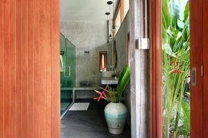 a bathroom with a large vase in the middle of the room at Boutique Jungle Villa - Baan ChaOm in Ko Lanta