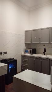 a kitchen with a counter top and a microwave at جناح ريفي in Al Yamāmah
