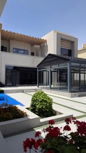 a building with a courtyard with flowers in front of it at استراحة رافلز in Sayq
